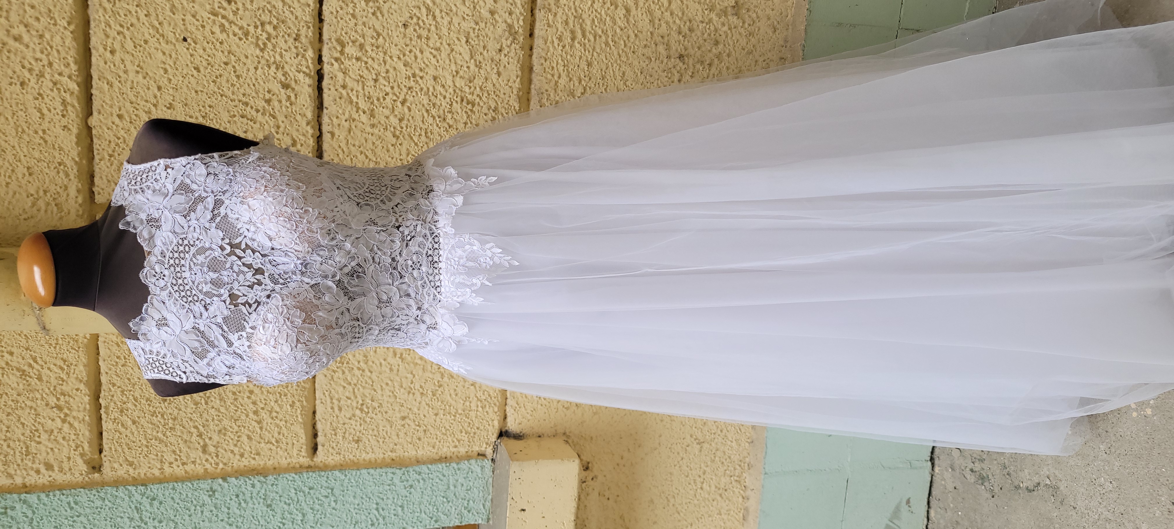 Fehér csipke vállas, nyitott hátú menyasszonyi ruha eladó 34es méretben.