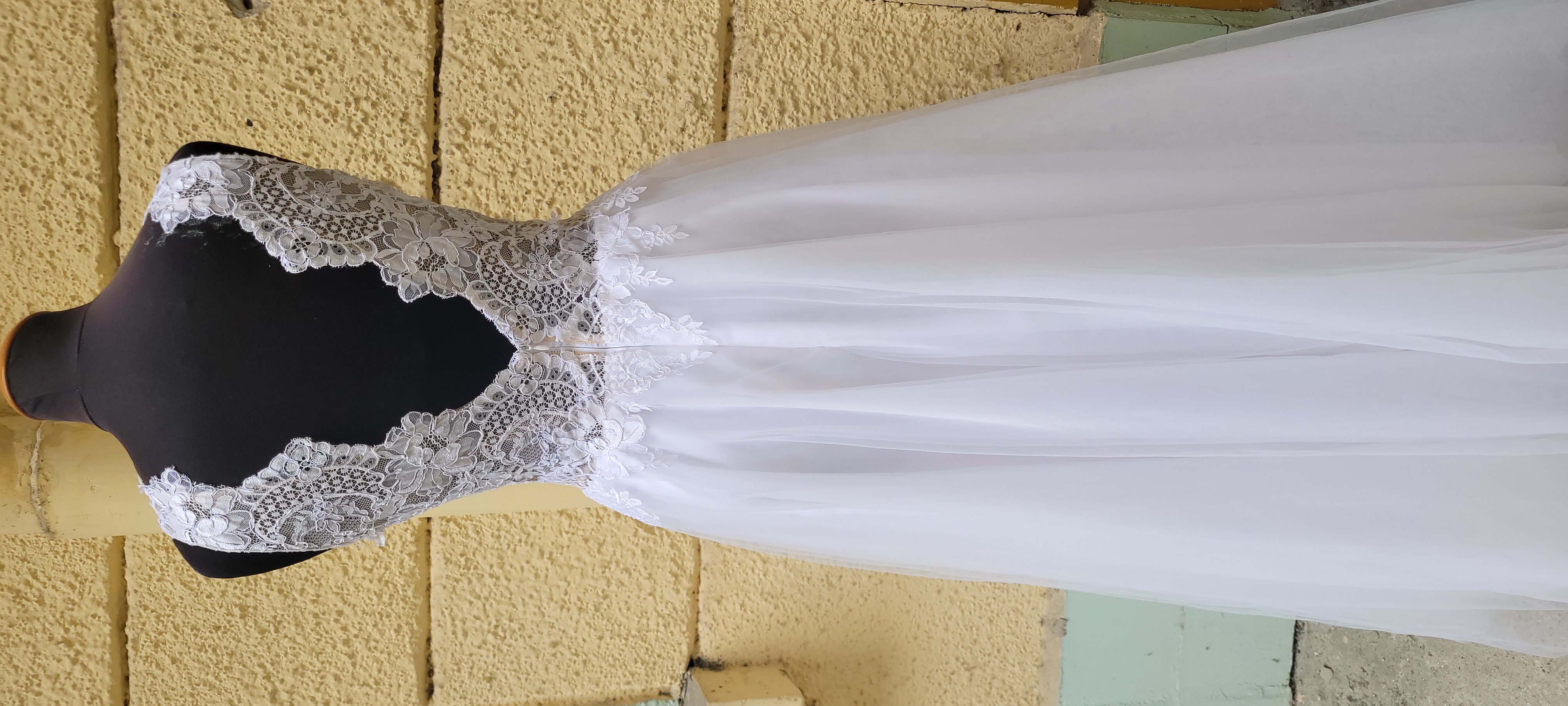 Fehér csipke vállas, nyitott hátú menyasszonyi ruha eladó 34es méretben.
