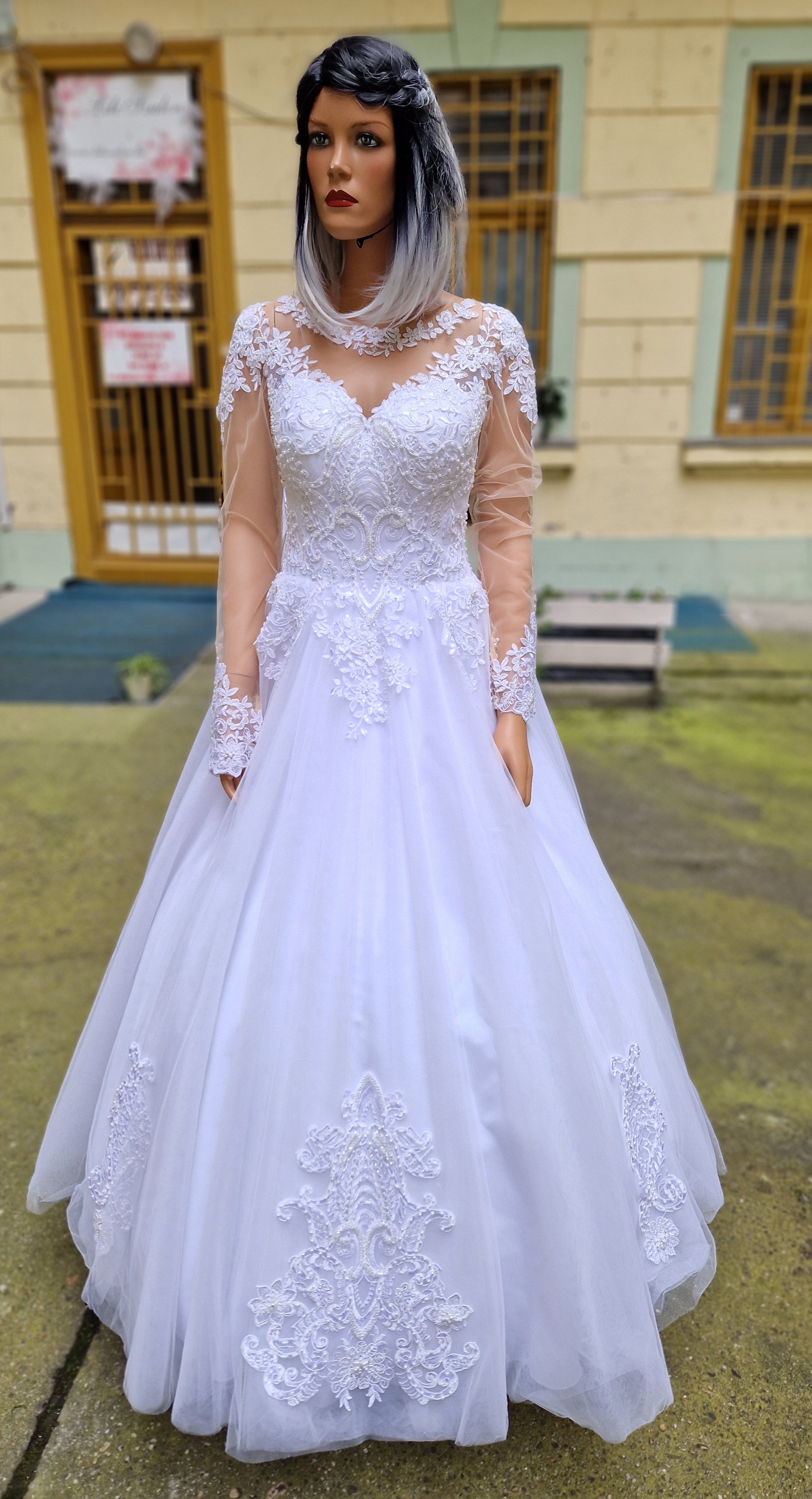 Csipke hosszú ujjú menyasszonyi ruha