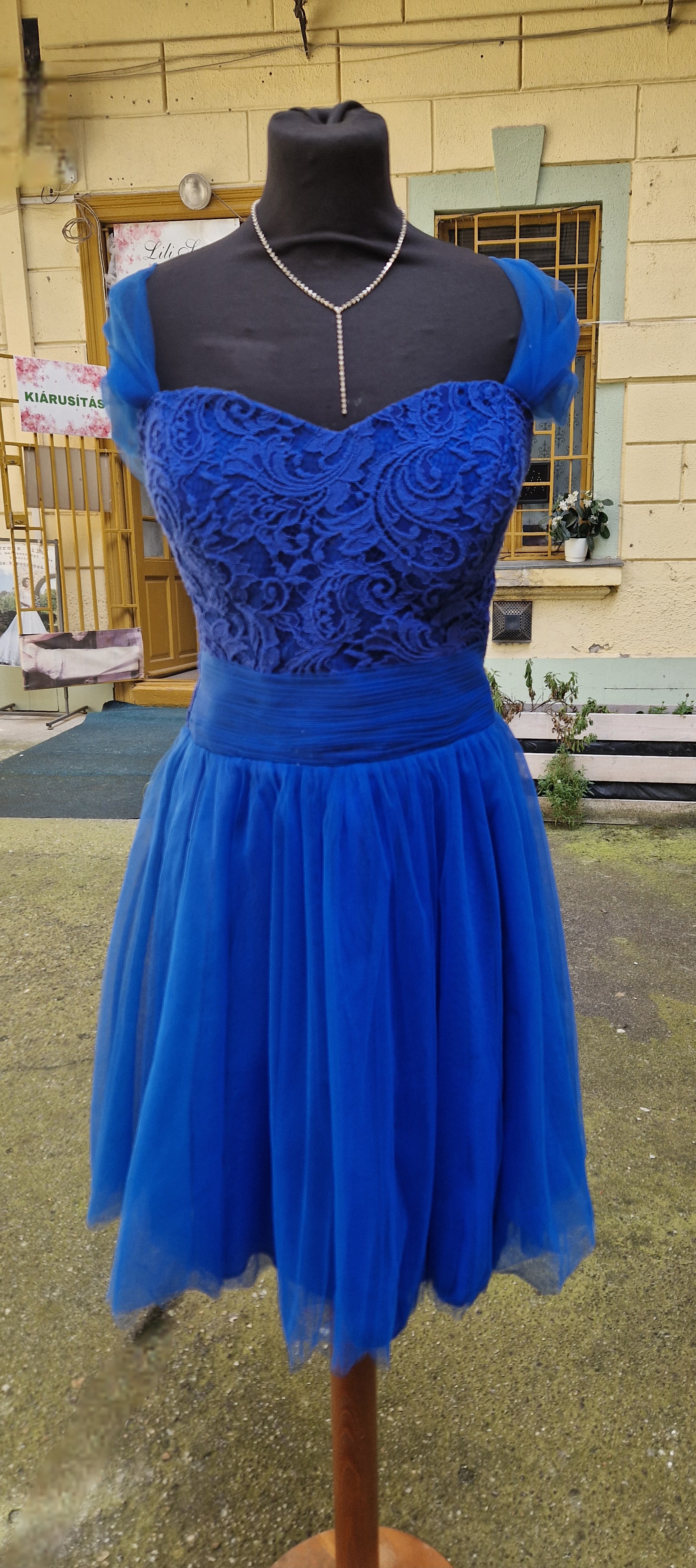 Kék rövid menyecske koszorúslány ruha.