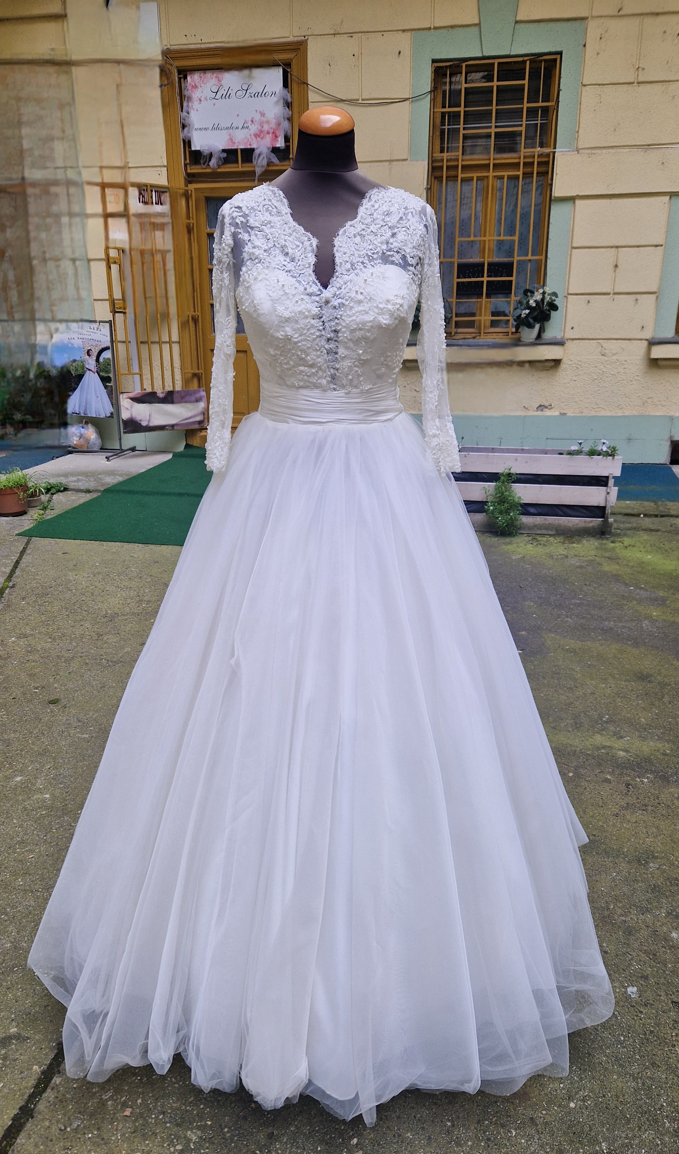 Csipke hosszú ujjú menyasszonyi ruha