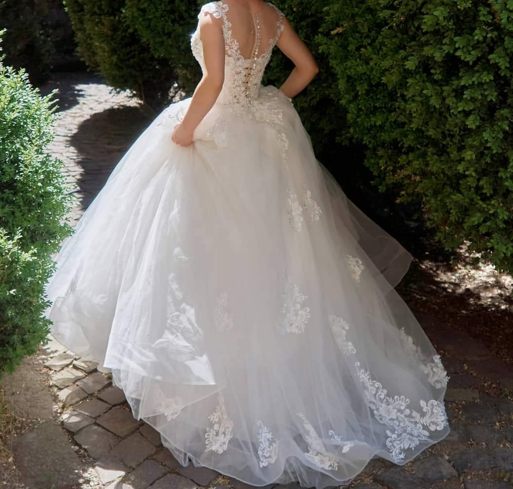 Eladó csipke vállas tüll szoknyás menyasszonyi ruha 32es méretben.
